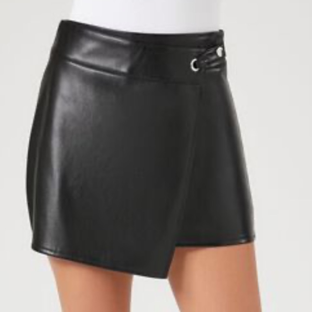 Stunning Black Faux Leather Wrap Skort Size M NWT